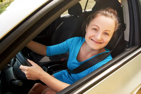Boldog Fiatal Kék Ruhában Aki Autót Vezet Oldalnézetből Gyönyörű Lány — Stock Fotó