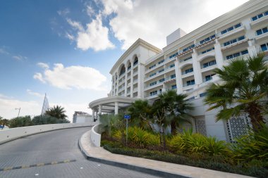 DUBAI, BAE - 24 Ocak 2017: Dubai 'de insan yapımı Palm Jumeirah adasında 5 yıldızlı Waldorf Astoria Dubai Palm Jumeirah Oteli