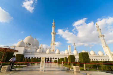 ABU DHABI, BAE - 24 Ocak 2017: Abu Dabi 'deki ünlü Şeyh Zayed Büyük Camii