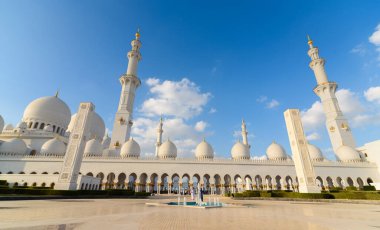 ABU DHABI, BAE - 24 Ocak 2017: Abu Dabi 'deki ünlü Şeyh Zayed Büyük Camii
