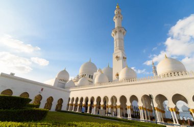 ABU DHABI, BAE - 24 Ocak 2017: Abu Dabi 'deki ünlü Şeyh Zayed Büyük Camii