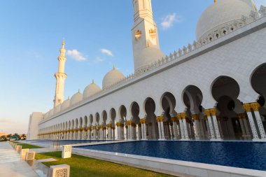ABU DHABI, BAE - 24 Ocak 2017: Abu Dabi 'deki ünlü Şeyh Zayed Büyük Camii