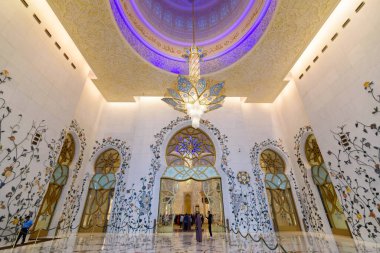 ABU DHABI, BAE - 24 Ocak 2017: Abu Dabi 'deki Şeyh Zayed Büyük Camii' nin İçi