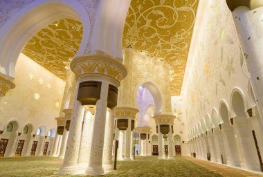 ABU DHABI, BAE - 24 HAZİRAN 2017: Abu Dabi 'deki Şeyh Zayed Büyük Camii' nin ana ibadethanesinin içi