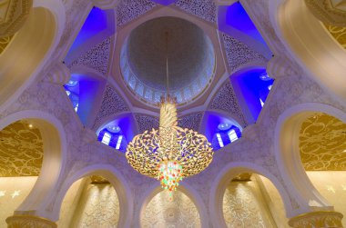 ABU DHABI, BAE - 24 HAZİRAN 2017: Abu Dabi 'deki Şeyh Zayed Büyük Camii' nin ana ibadethanesinin içi