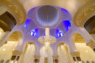 ABU DHABI, BAE - 24 HAZİRAN 2017: Abu Dabi 'deki Şeyh Zayed Büyük Camii' nin ana ibadethanesinin içi