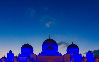 ABU DHABI, BAE - 24 Ocak 2017: Abu Dabi 'deki ünlü Şeyh Zayed Büyük Camii