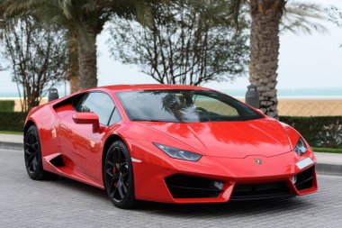 DUBAI, BAE - 13 Ocak 2017 Dubai yolundaki kırmızı lüks süper araba Lamborghini Bulvarı Roadster 