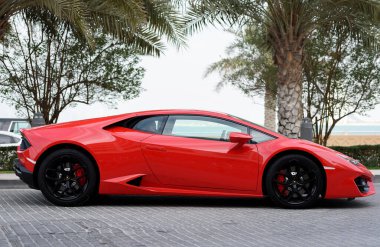 DUBAI, BAE - 13 Ocak 2017 Dubai yolundaki kırmızı lüks süper araba Lamborghini Bulvarı Roadster 