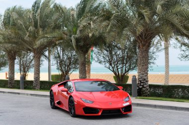 DUBAI, BAE - 13 Ocak 2017 Dubai yolundaki kırmızı lüks süper araba Lamborghini Bulvarı Roadster 