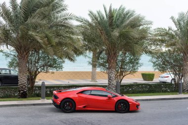 DUBAI, BAE - 13 Ocak 2017 Dubai yolundaki kırmızı lüks süper araba Lamborghini Bulvarı Roadster 