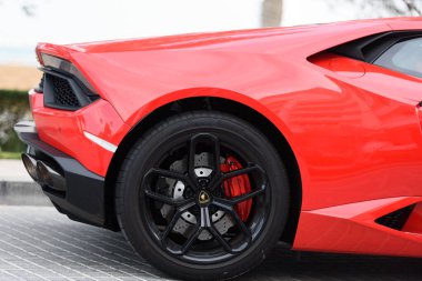 DUBAI, BAE - 13 Ocak 2017 Dubai yolundaki kırmızı lüks süper araba Lamborghini Bulvarı Roadster 