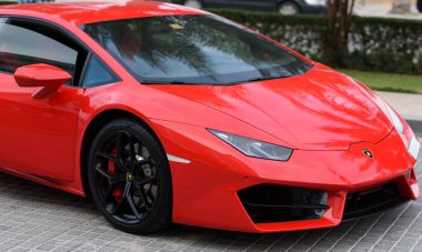 DUBAI, BAE - 13 Ocak 2017 Dubai yolundaki kırmızı lüks süper araba Lamborghini Bulvarı Roadster 