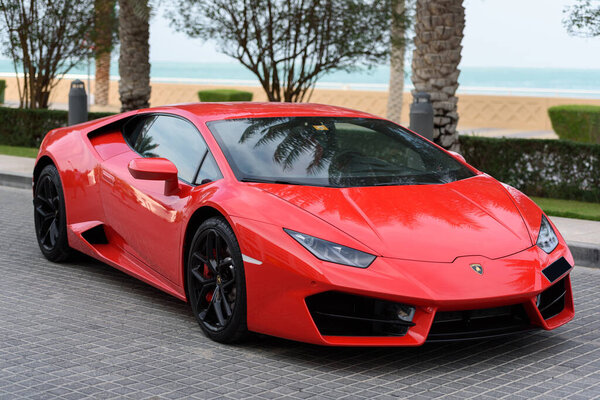 ДУБАЙ, ОАЭ - 13 ЯНВАРЯ 2017: Красный роскошный суперкар Lamborghini Aventador Roadster car on the road in Dubai
 