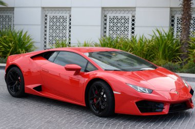 DUBAI, BAE - 13 Ocak 2017 Dubai yolundaki kırmızı lüks süper araba Lamborghini Bulvarı Roadster 