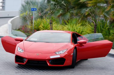 DUBAI, BAE - 13 Ocak 2017 Dubai yolundaki kırmızı lüks süper araba Lamborghini Bulvarı Roadster 
