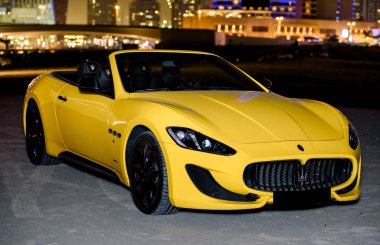 DUBAI, BAE - 23 Ocak 2017: Sarı lüks süper araba Maserati granturismo Dubai yolunda 