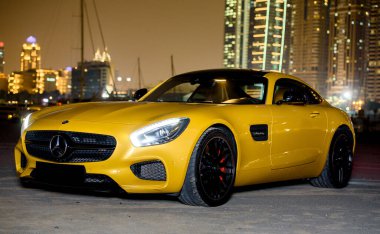 DUBAI, BAE - 23 Ocak 2017: Sarı lüks Mercedes Benz AMG Dubai yolunda 