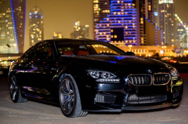 DUBAI, BAE - 23 HAZİRAN 2017: Dubai yolundaki siyah lüks süper araba BMW M7 