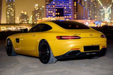 DUBAI, BAE - 23 Ocak 2017: Sarı lüks Mercedes Benz AMG Dubai yolunda 