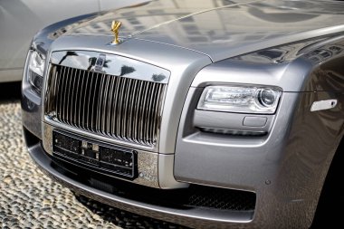 DUBAI, BAE - 16 Ocak 2017: Lüks iş arabası Rolls Royce Phantom Dubai 'de yolda