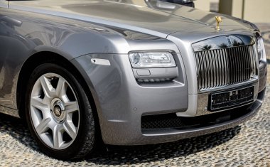 DUBAI, BAE - 16 Ocak 2017: Lüks iş arabası Rolls Royce Phantom Dubai 'de yolda