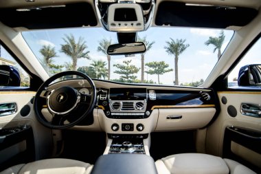 DUBAI, BAE - 16 Ocak 2017: Dubai 'de lüks süper araba Rolls Royce Phantom Salonu 