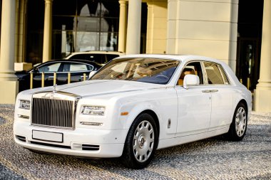 DUBAI, BAE - 16 Ocak 2017: Dubai yolundaki beyaz lüks süper araba Rolls Royce Phantom 