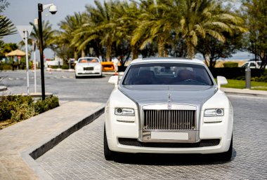 DUBAI, BAE - 18 Ocak 2017: Dubai yolundaki beyaz lüks süper araba Rolls Royce Phantom 