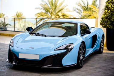 DUBAI, BAE - 18 HAZİRAN 2017: Mavi lüks süper araba McLaren Dubai yolunda 