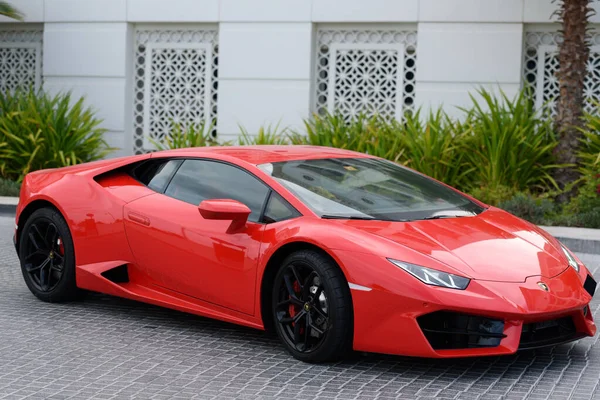 DUBAI, BAE - 13 Ocak 2017 Dubai yolundaki kırmızı lüks süper araba Lamborghini Bulvarı Roadster 