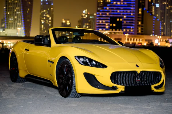 DUBAI, BAE - 23 Ocak 2017: Sarı lüks süper araba Maserati granturismo Dubai yolunda 