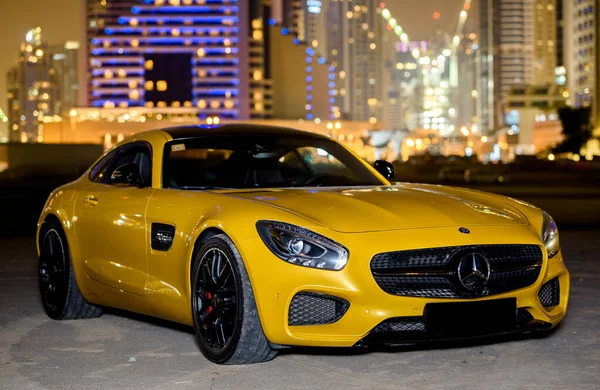 DUBAI, BAE - 23 Ocak 2017: Sarı lüks Mercedes Benz AMG Dubai yolunda 