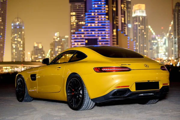 DUBAI, BAE - 23 Ocak 2017: Sarı lüks Mercedes Benz AMG Dubai yolunda 
