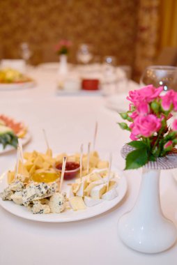 Tatil sofrasında ballı peynir tabağı, kopyalama alanı. Düğün ya da doğum günü resepsiyonu