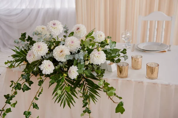 桌上放着郁郁葱葱的白菊花 奢华的婚礼装饰 在餐厅举行婚宴 复制空间 新婚夫妇的餐桌 — 图库照片