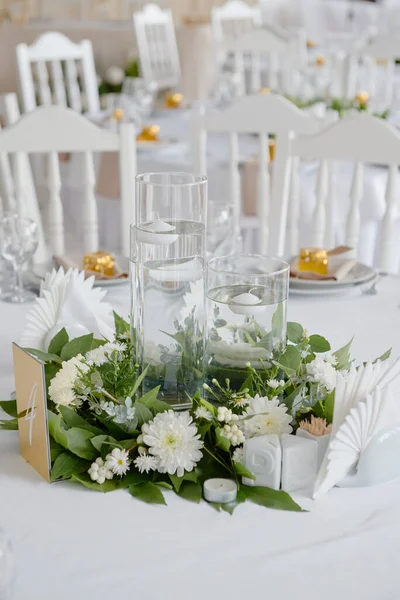 色彩艳丽的白菊花花和蜡烛摆放在桌上 复制空间 奢华的婚礼装饰 — 图库照片