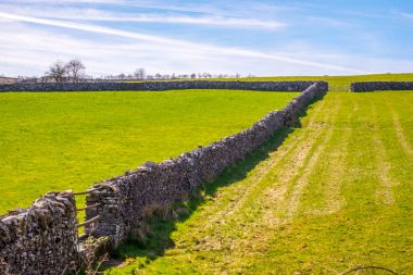 Lake District, Cumbria sabah ışık aydınlatıcı geleneksel kuru taş duvar.