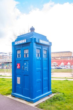 Glasgow İskoçya'da geleneksel eski mavi polis kutu