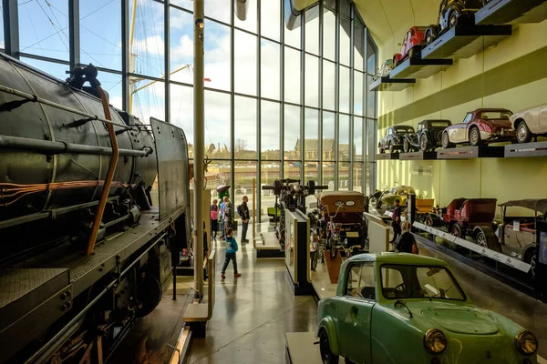 Collection de voitures classiques au Riverside Museum Glasgow Harbour, Écosse . — Photo