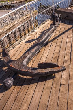 Uzun bir gemi ahşap güverte üzerinde eski paslı çapa