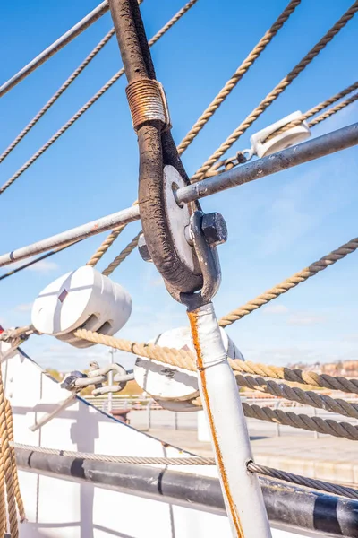 장비 돛대와 전통적인 항해 선박에 숙박 하는 로프 — 스톡 사진