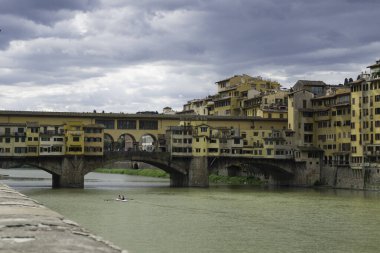 Floransa 'daki ünlü ve sıra dışı Ponte Vecchio.