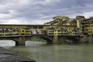Floransa 'daki ünlü ve sıra dışı Ponte Vecchio.