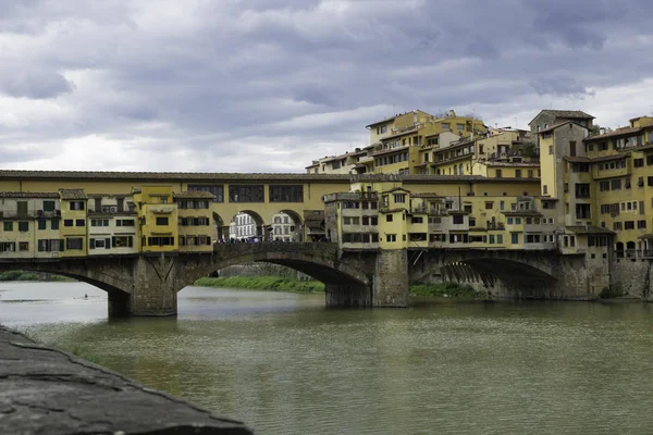 Il famoso e insolito Ponte Vecchio a Firenze — Foto Stock