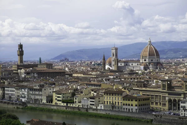 Vista de la azotea de la hermosa ciudad de Florencia en primavera — Foto de Stock
