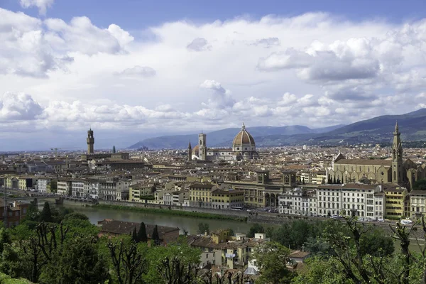 Baharda güzel Floransa 'nın çatı manzarası