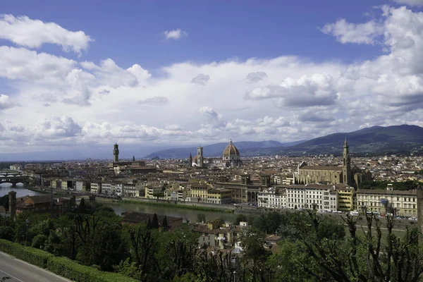 Baharda güzel Floransa 'nın çatı manzarası
