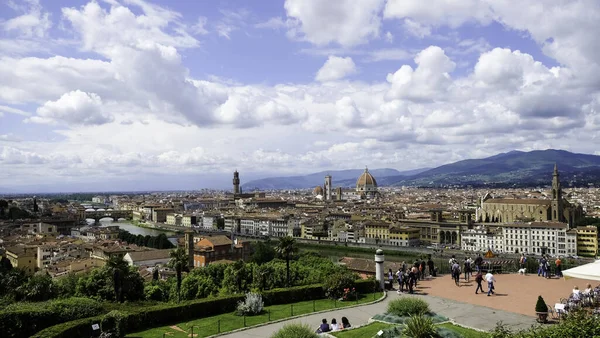 Baharda güzel Floransa 'nın çatı manzarası