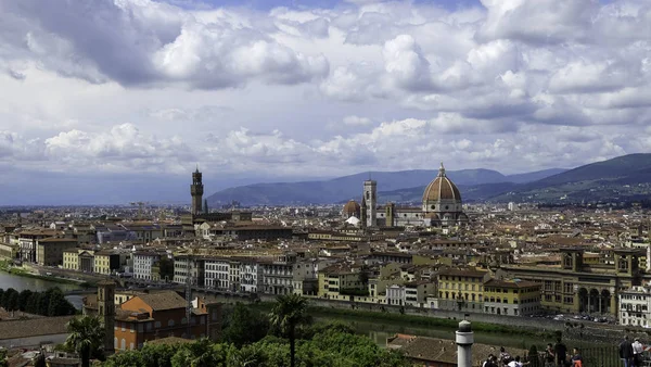 Baharda güzel Floransa 'nın çatı manzarası